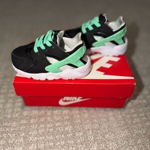 New Nike Huarache Run (TD) Baby Sneaker Black Green White Mesh Lace Up Size 5C